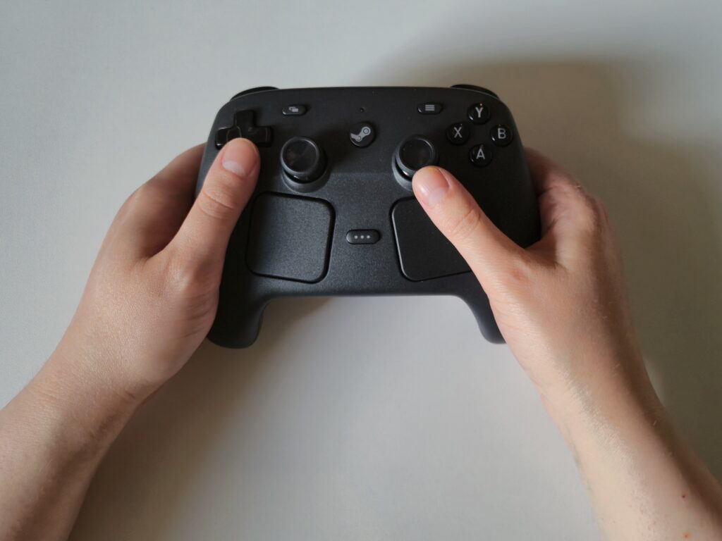 Kapasitiivinen sensorialue ansaitsee peukutuksia. Kuvassa näkyvä hento asento riittää kosketuksen tunnistamiseen. (Kuva: Onni Ratala)