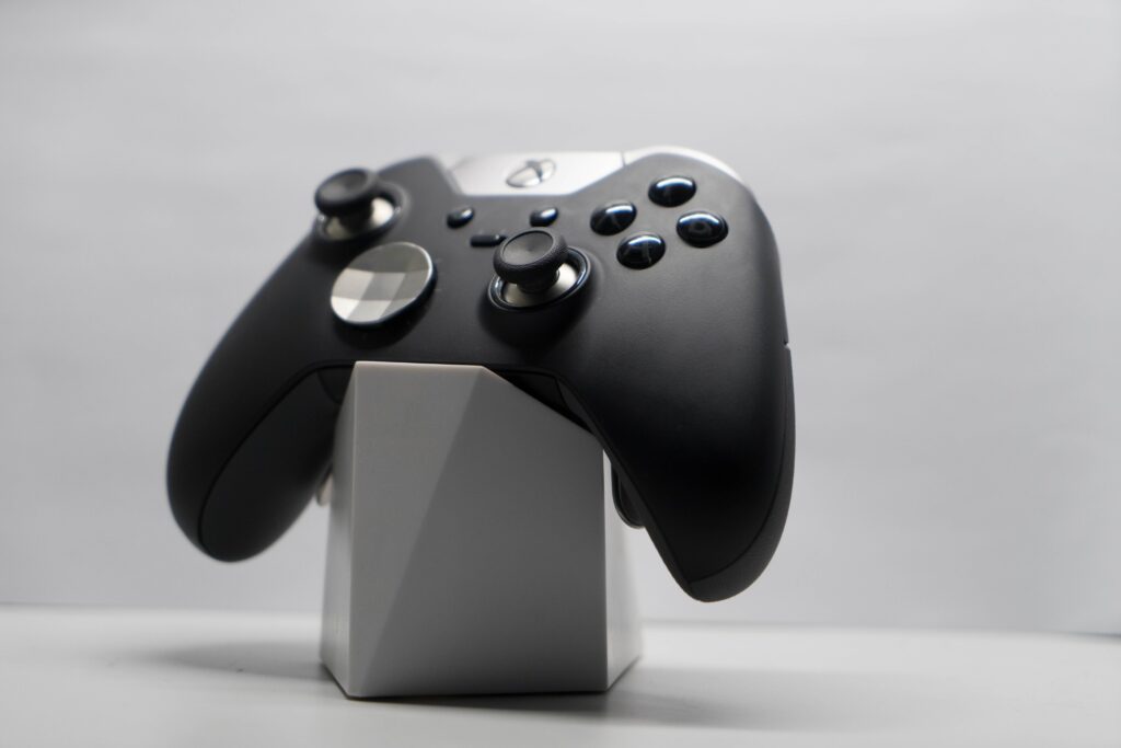 Xboxin Elite-ohjainkin luo mielikuvaa pelaajien eliitistä.